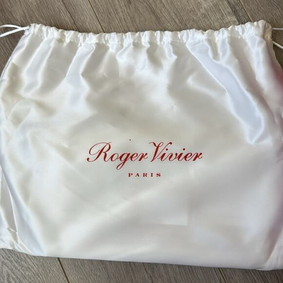 Roger Vivier Pouchette White Gold Clutch with Chain - Picture 10 of 11